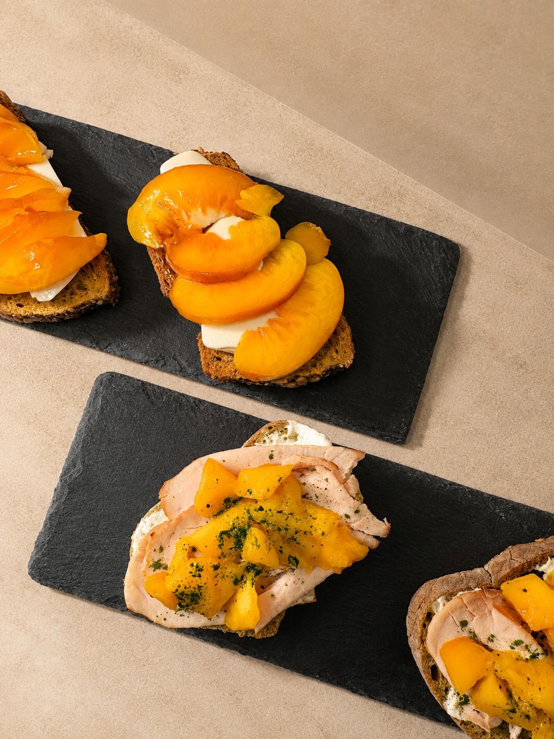Dos tostadas gourmet para despedir el verano