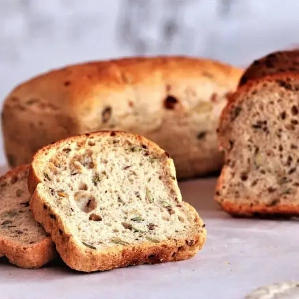 Pan artesanal con semillas cortado en rebanadas, mostrando su miga