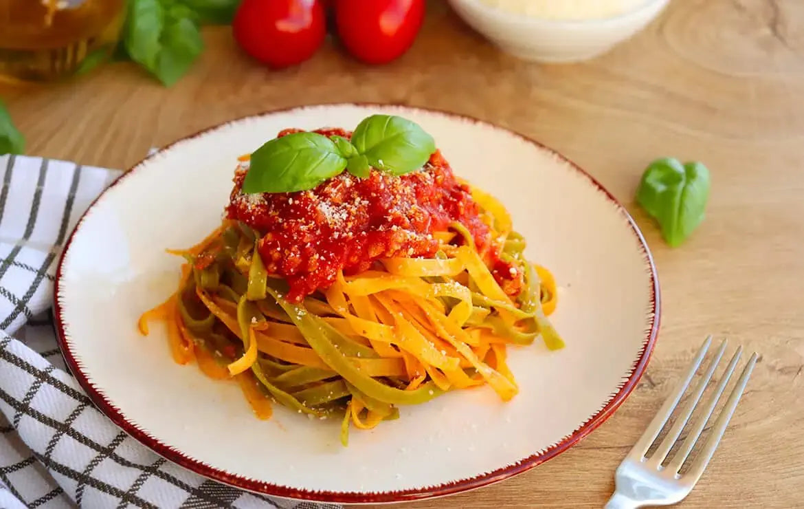 Plato de pasta fresca con salsa ligera y hojas de albahaca