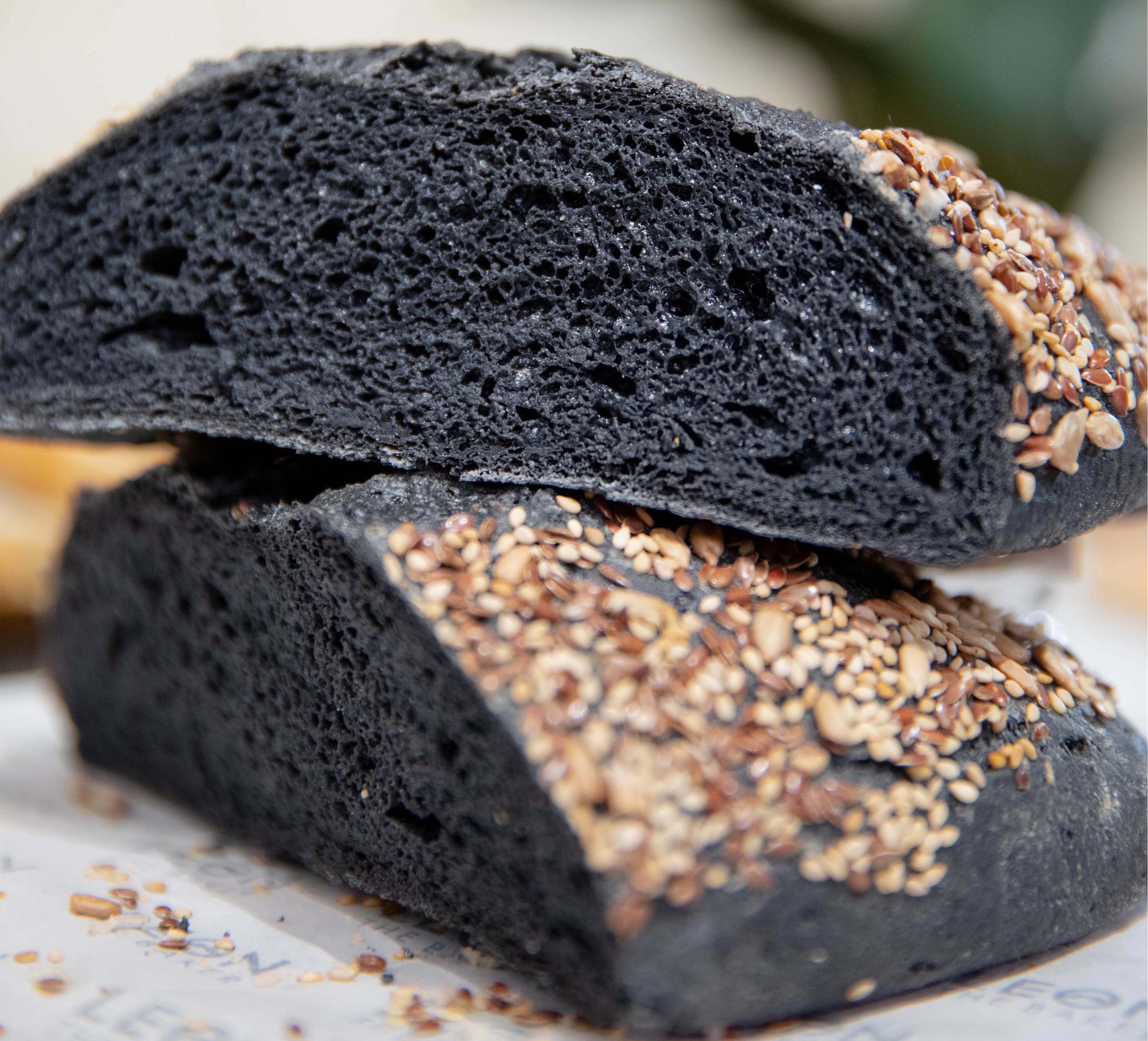 Rebanadas de pan de carbón con semillas en la corteza, vista en primer plano