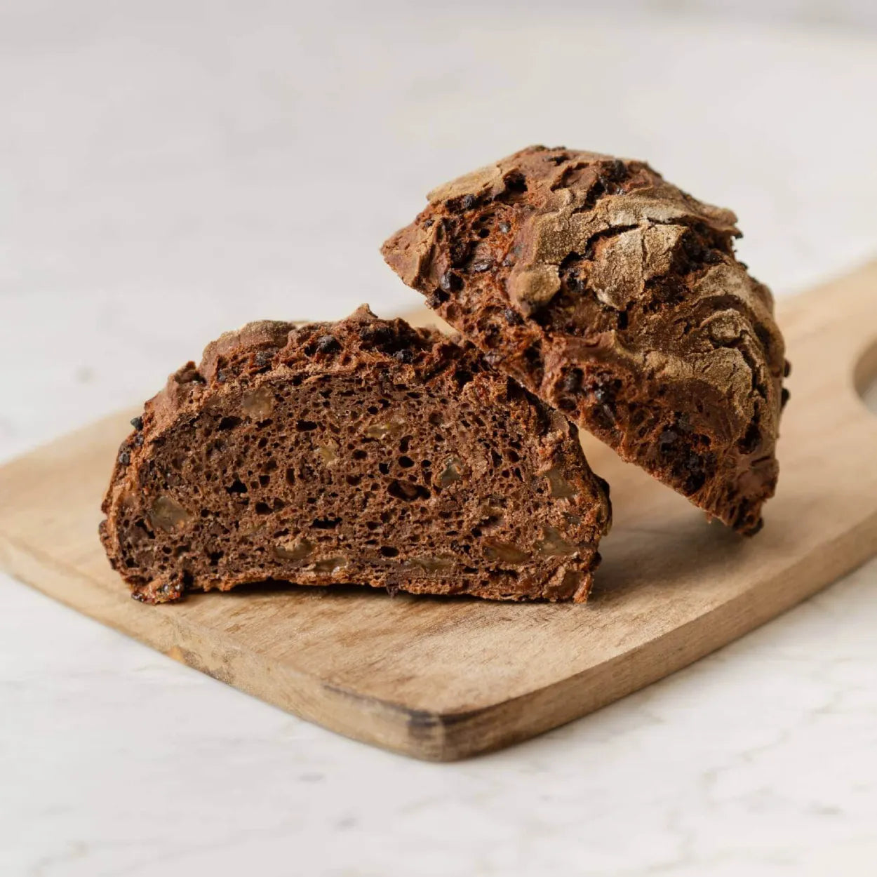 Primer plano de un postre artesanal de chocolate con textura esponjosa y miga oscura