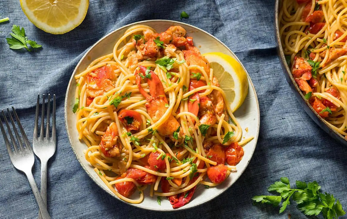 Spaghettoni con bogavante sobre crema de burrata